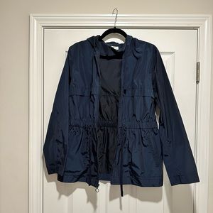 WOMEN’S NAVY FITTED RAIN JACKET WITH HOOD - M